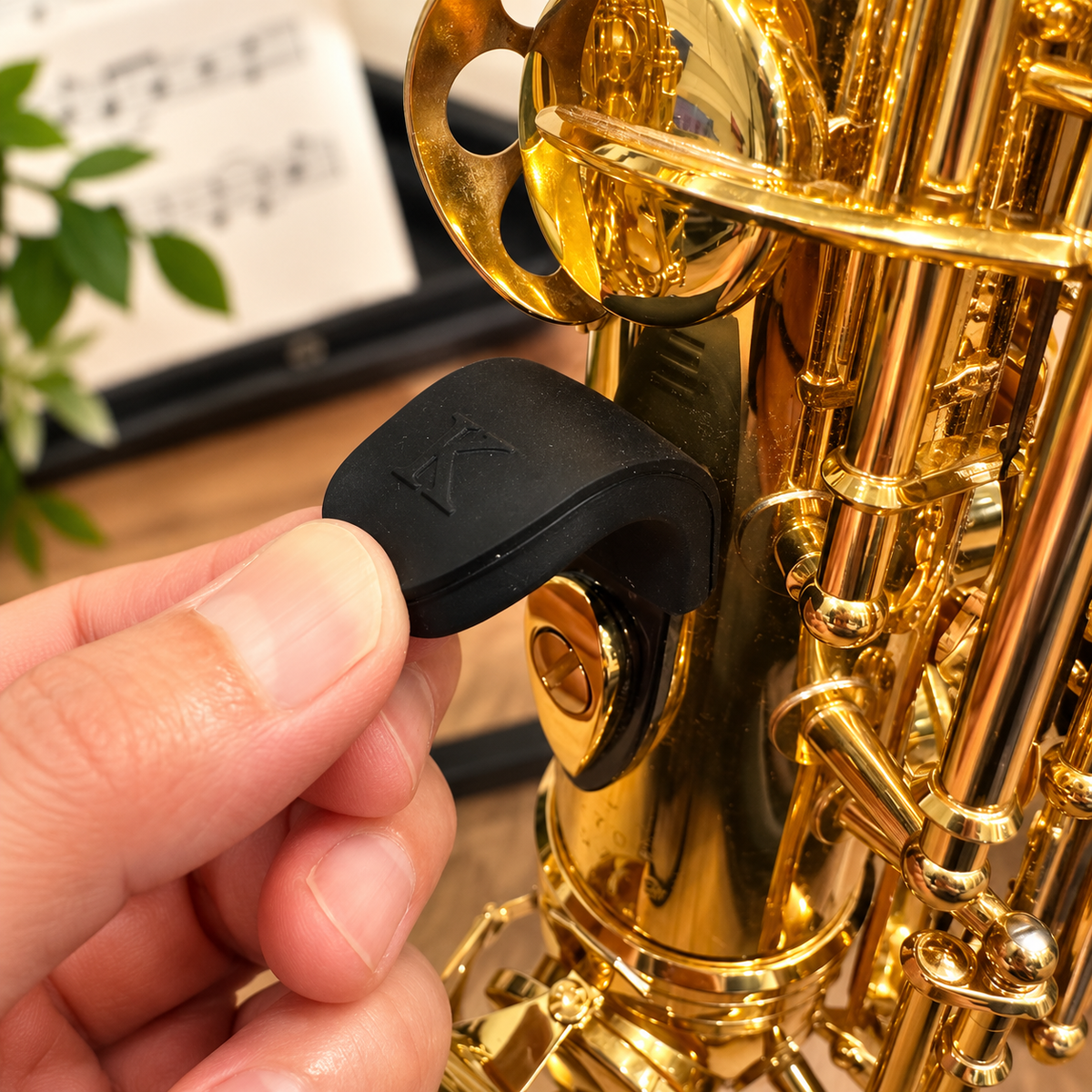 Sundry & Sound Co - Silicone Saxophone Thumb Rest (Black)